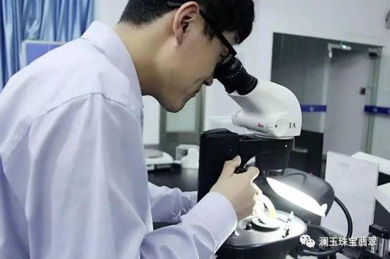钻石戒指：见证爱情的新时代